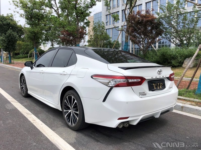 丰田凯美瑞2.0s运动版上牌日期:2018年10月售价:17.6万