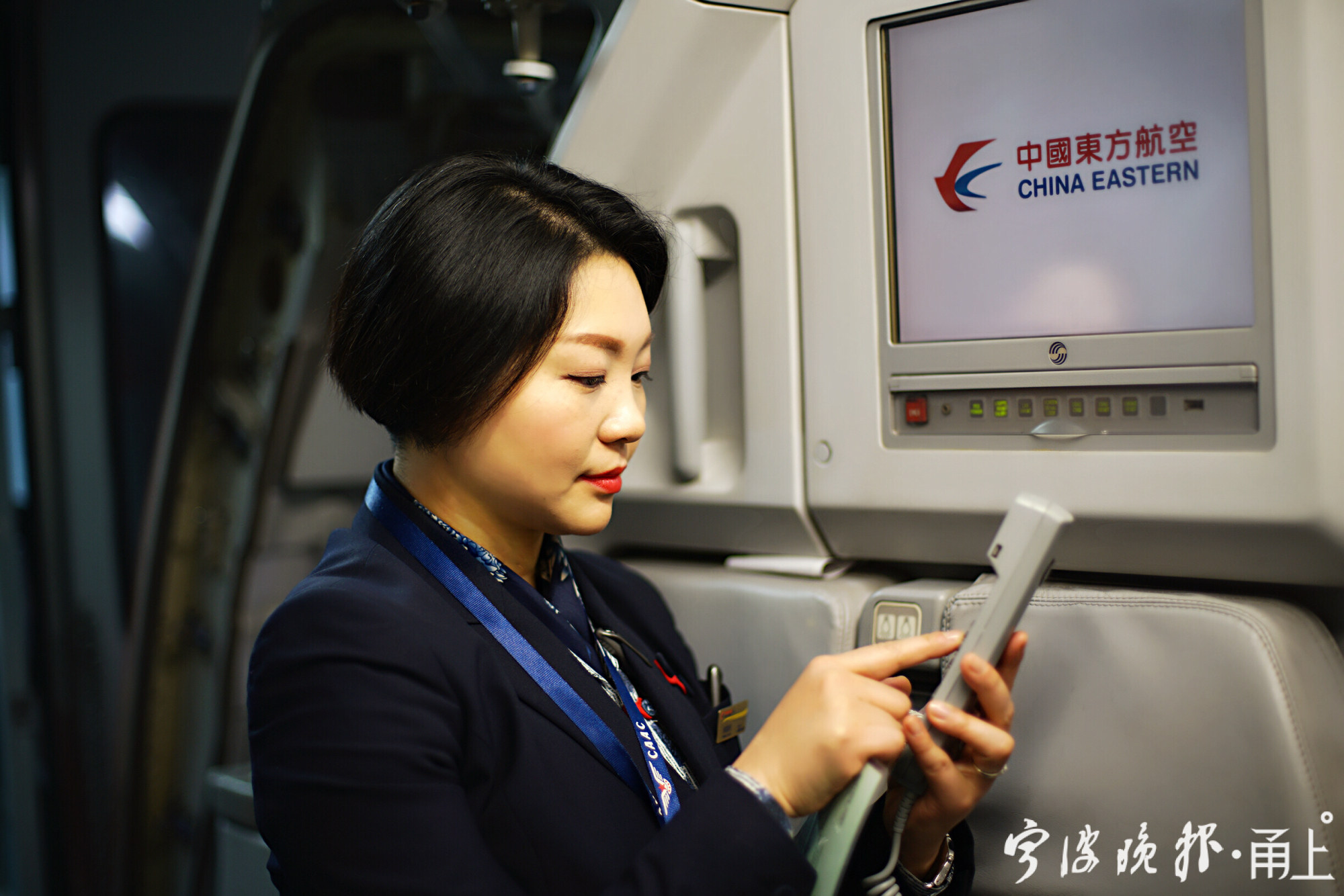 乘务长张勤旭紧急展开空中救援.