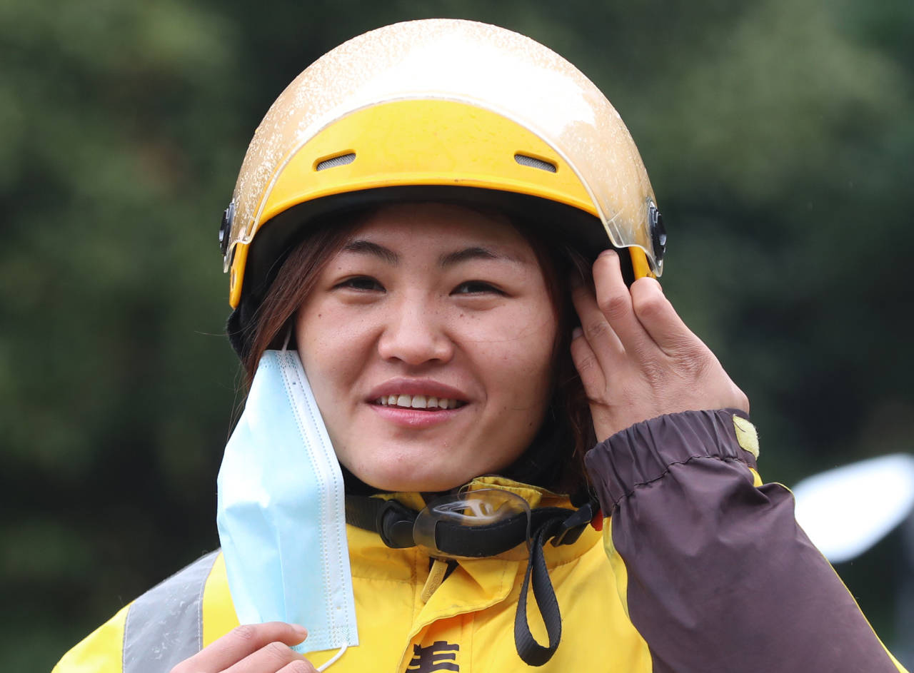 寒冬里的90后外卖女骑手很拼
