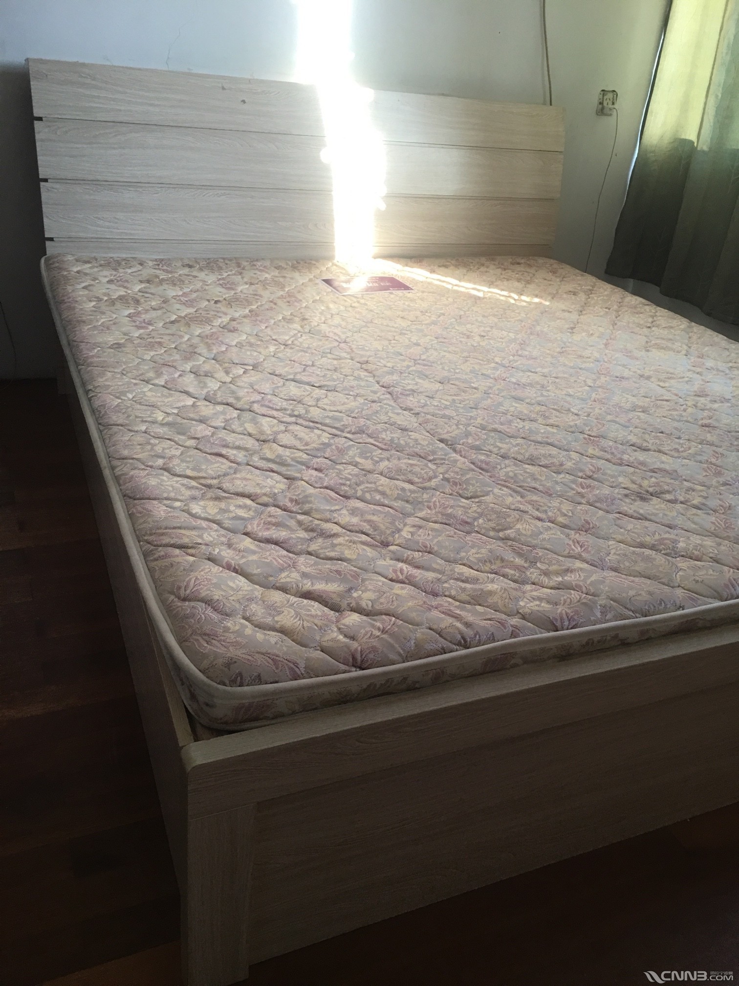 出一米八床一张.