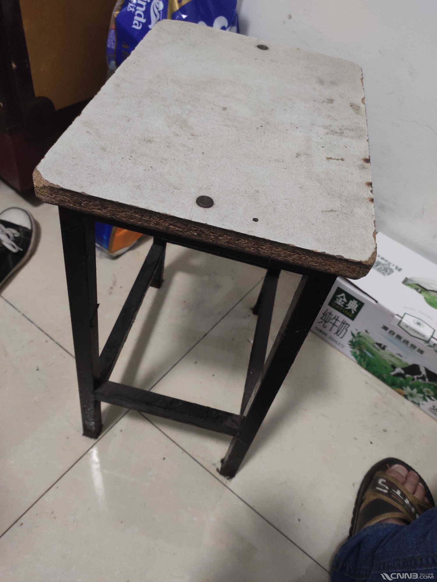 出几个铁架凳子