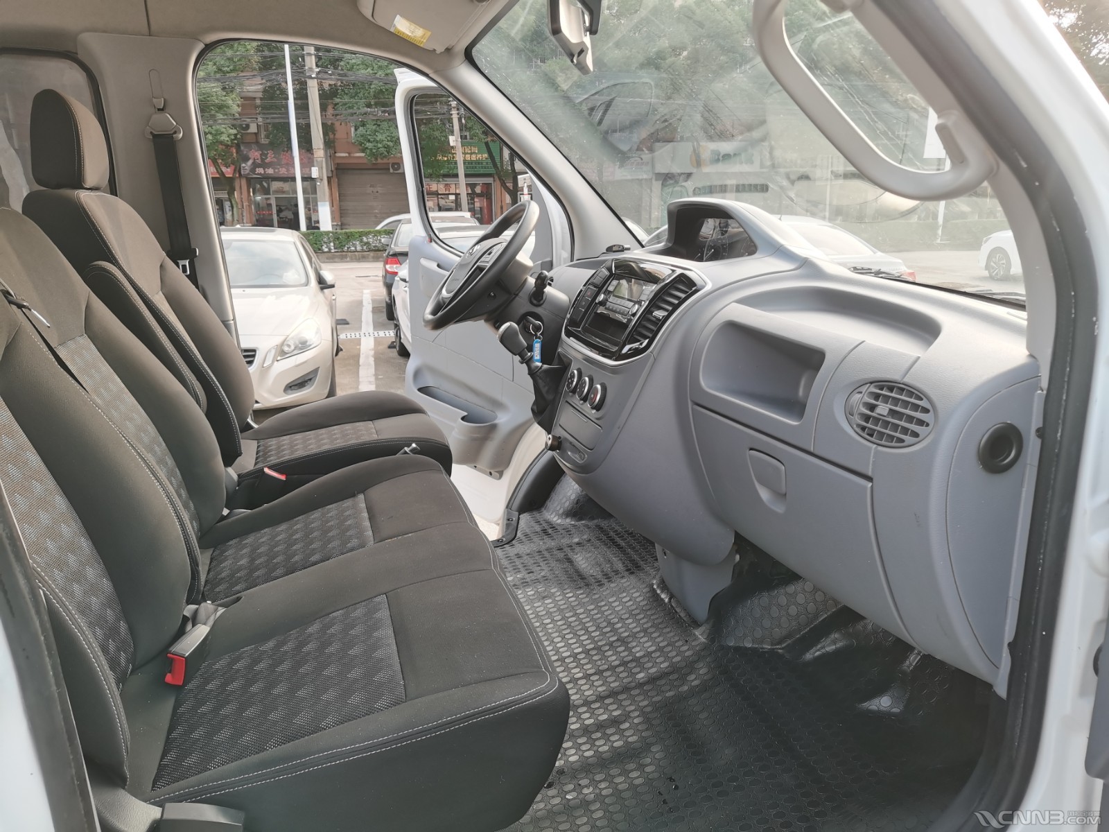 上汽大通v80加长版9座蓝牌柴油20t国6售价108万