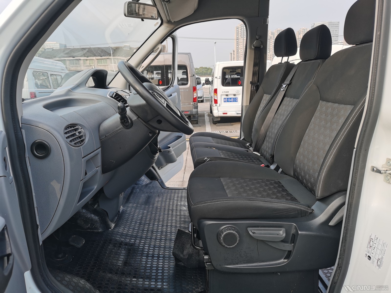 上汽大通v80加长版9座蓝牌柴油20t国6售价108万