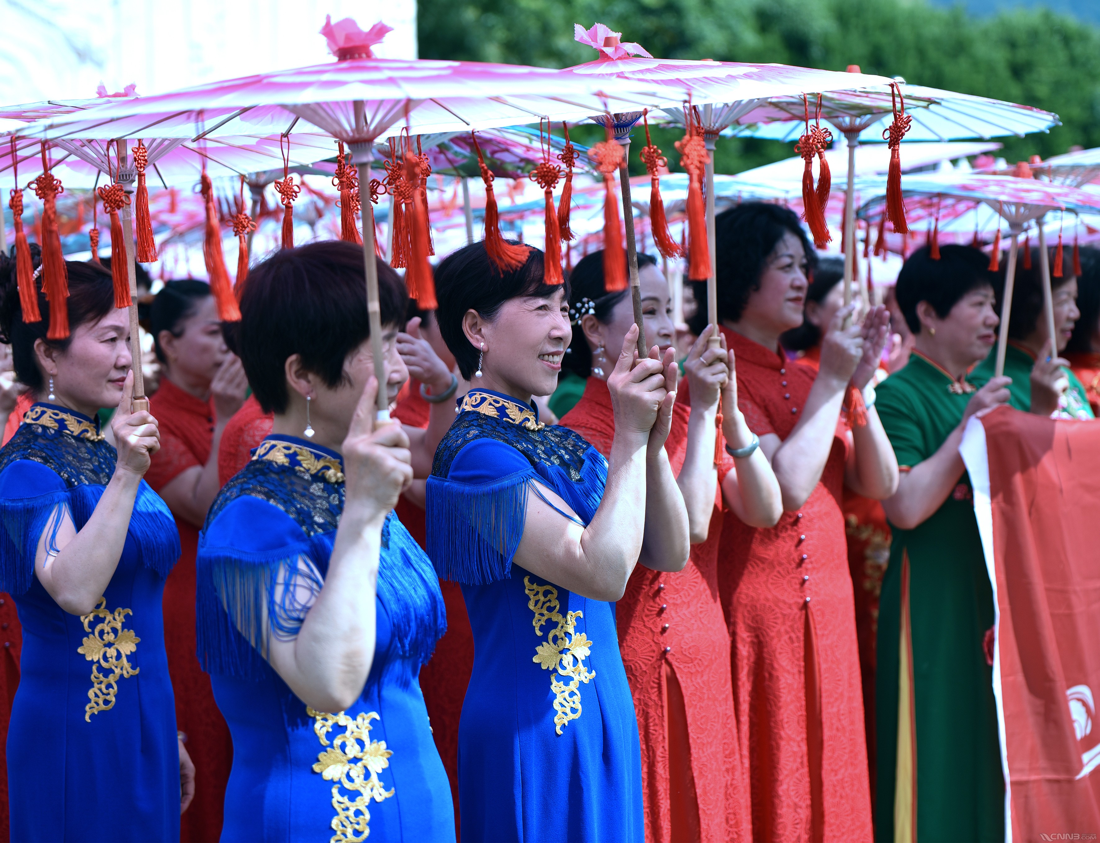 风姿别样旗袍秀北仑港之秀旗袍协会举办母亲节主题活动